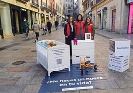 Técnicos de acogimiento familiar de Cruz Roja en la calle Toro de Salamanca.