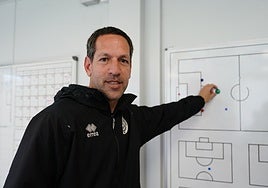 José Luis Acciari colocando una pieza en la pizarra.