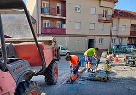Los operarios en la calle Nueva del Castillo en Alba.