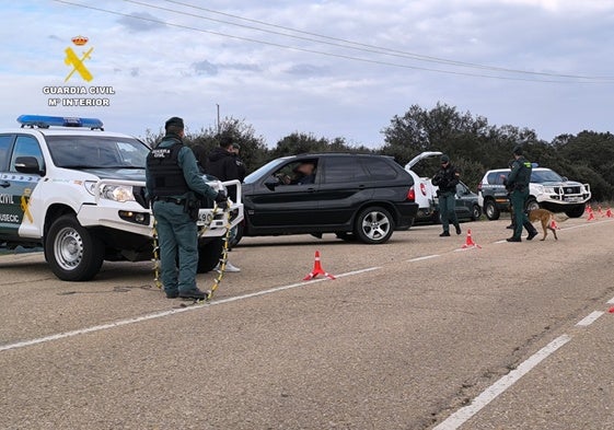 Agentes de la Guardia Civil con el turismo interceptado.