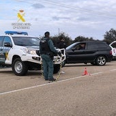 Agentes de la Guardia Civil con el turismo interceptado.