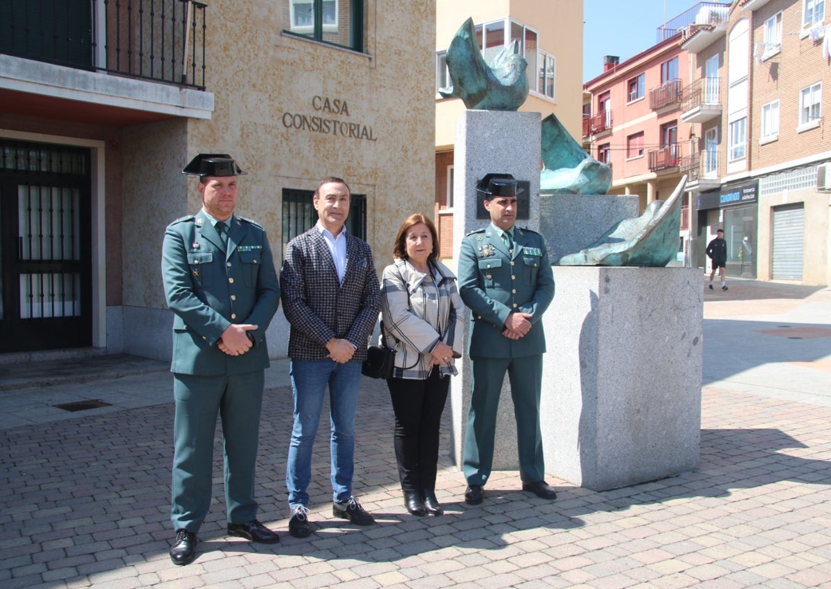 Imagen secundaria 1 - Carbajosa rinde homenaje a la Guardia Civil en la fachada principal de su Casa Consistorial