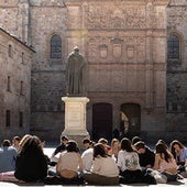 Varios universitarios en el Patio de Escuelas.