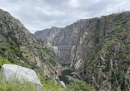 La presa de Aldeadávila forma parte de los saltos del Duero, construida con la piedra extraída del interior de la roca, se mimetiza con el entorno.