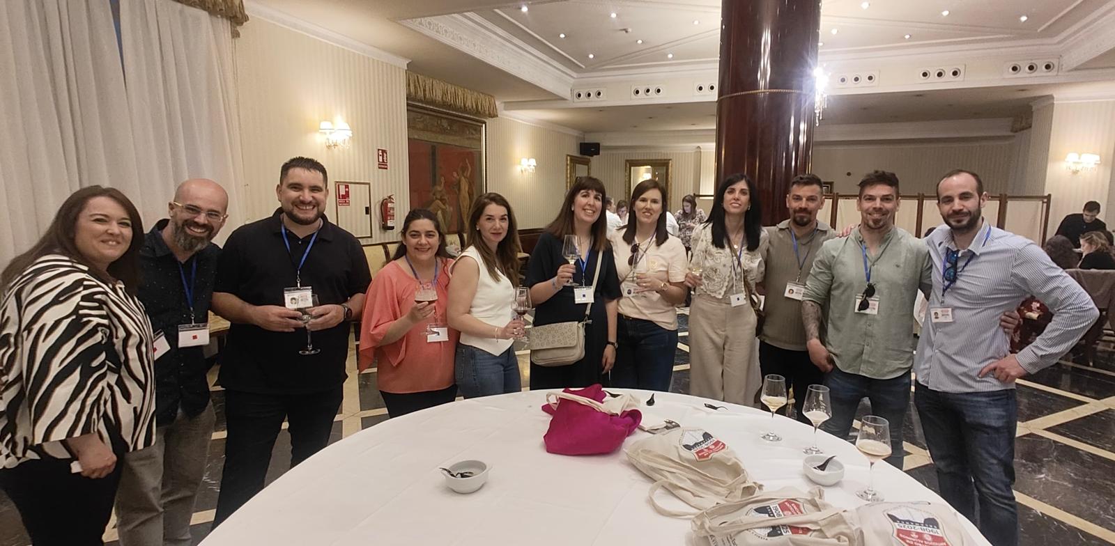Lágrimas, abrazos y recuerdos en el reencuentro de antiguos alumnos del Colegio Esclavas de Salamanca