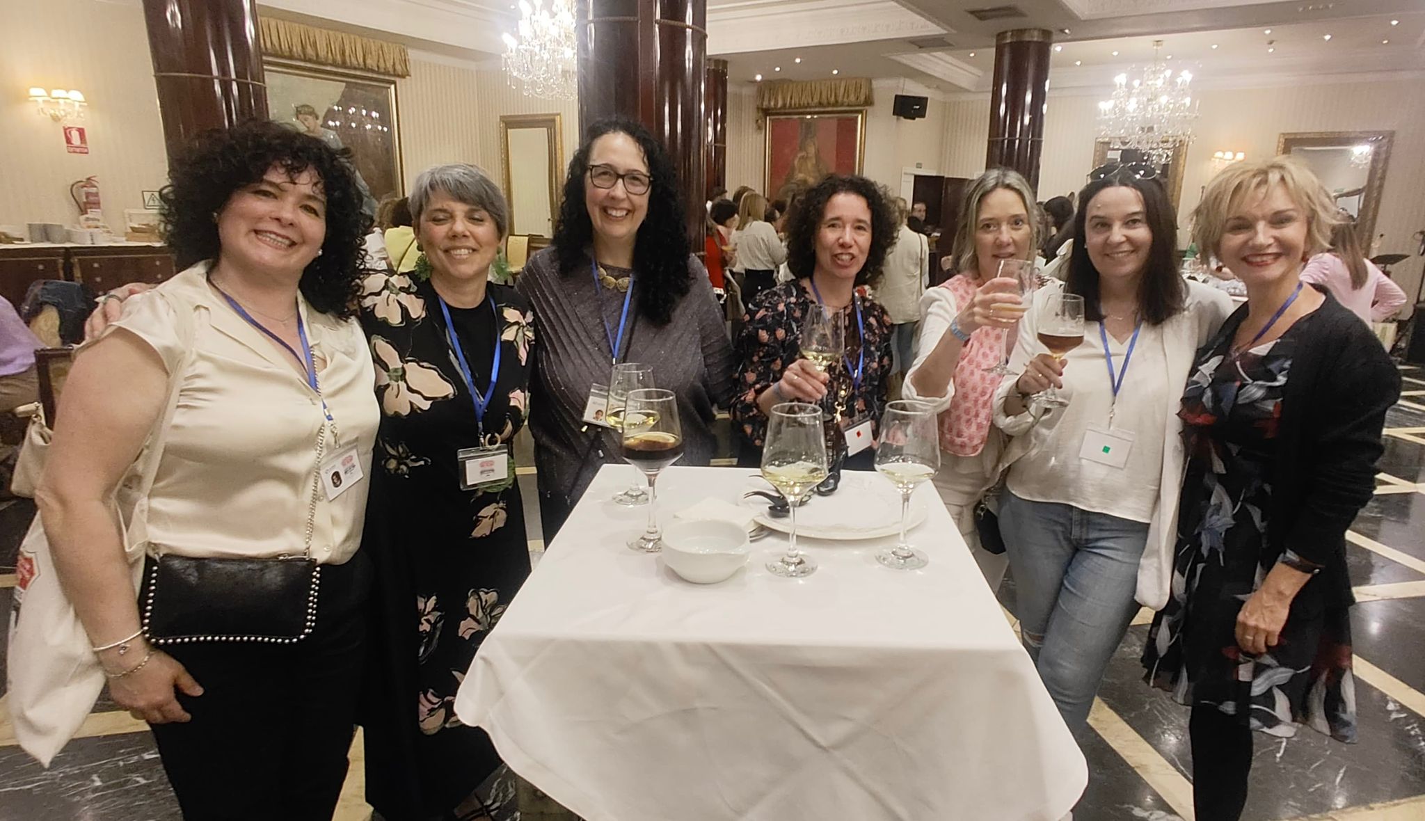 Lágrimas, abrazos y recuerdos en el reencuentro de antiguos alumnos del Colegio Esclavas de Salamanca