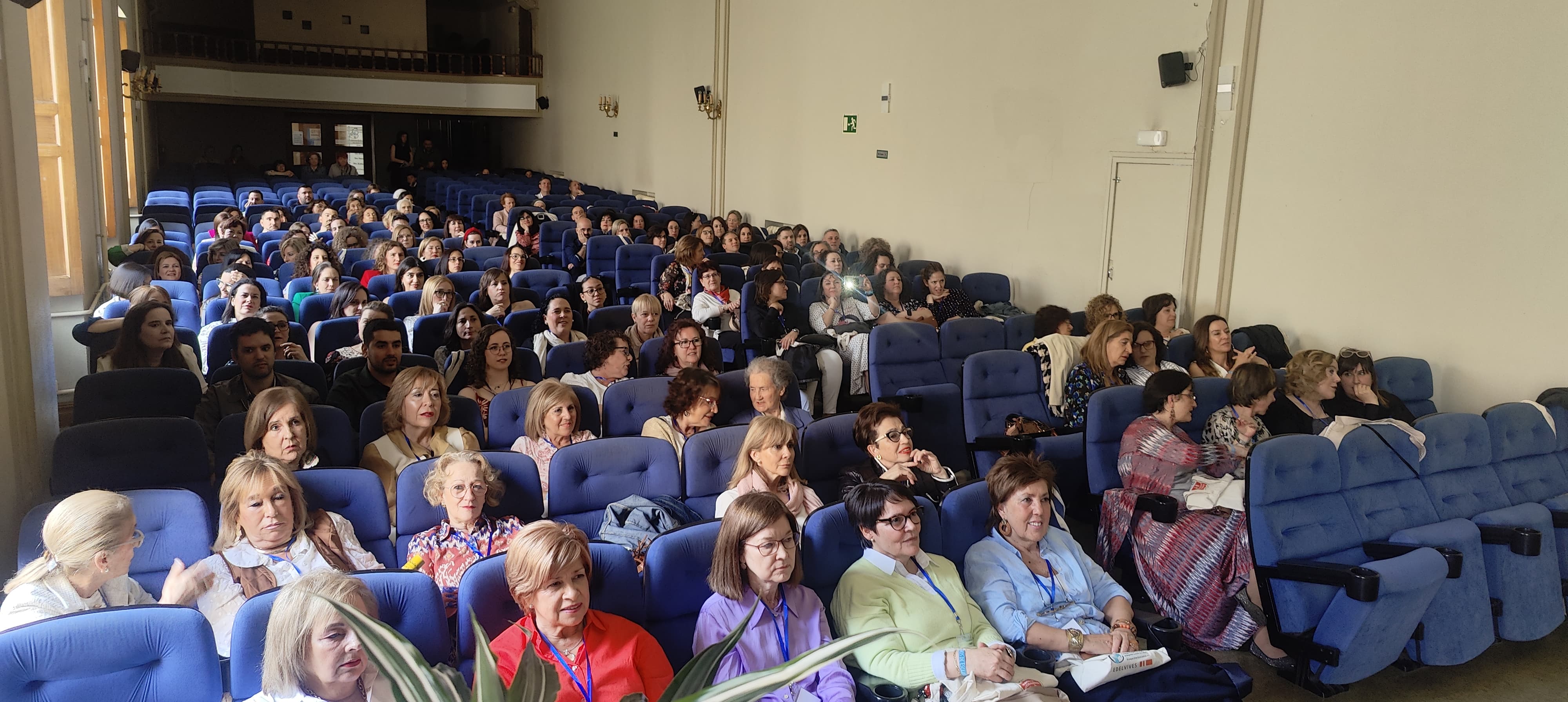 Lágrimas, abrazos y recuerdos en el reencuentro de antiguos alumnos del Colegio Esclavas de Salamanca