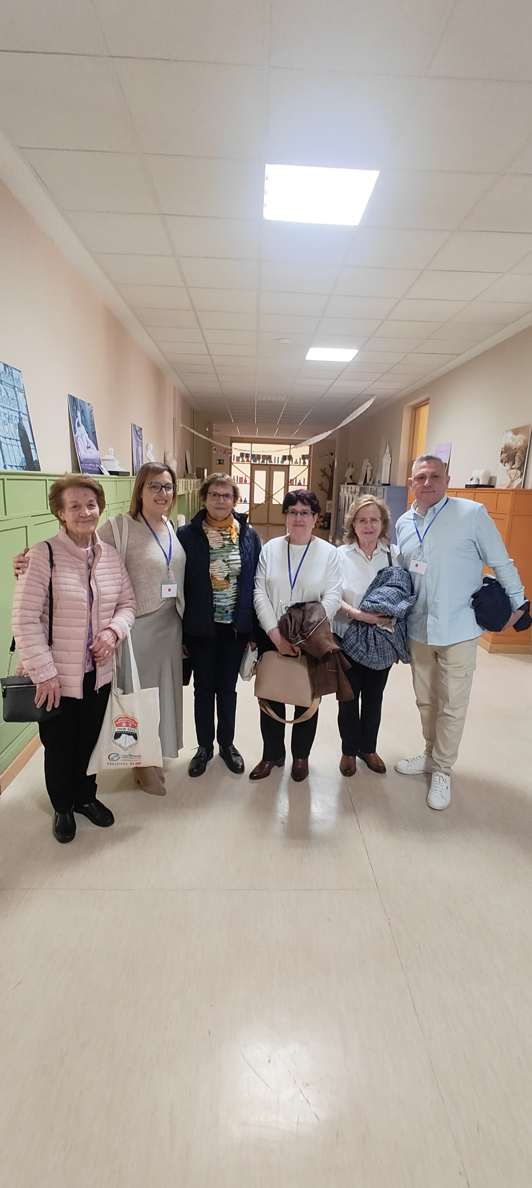 Lágrimas, abrazos y recuerdos en el reencuentro de antiguos alumnos del Colegio Esclavas de Salamanca