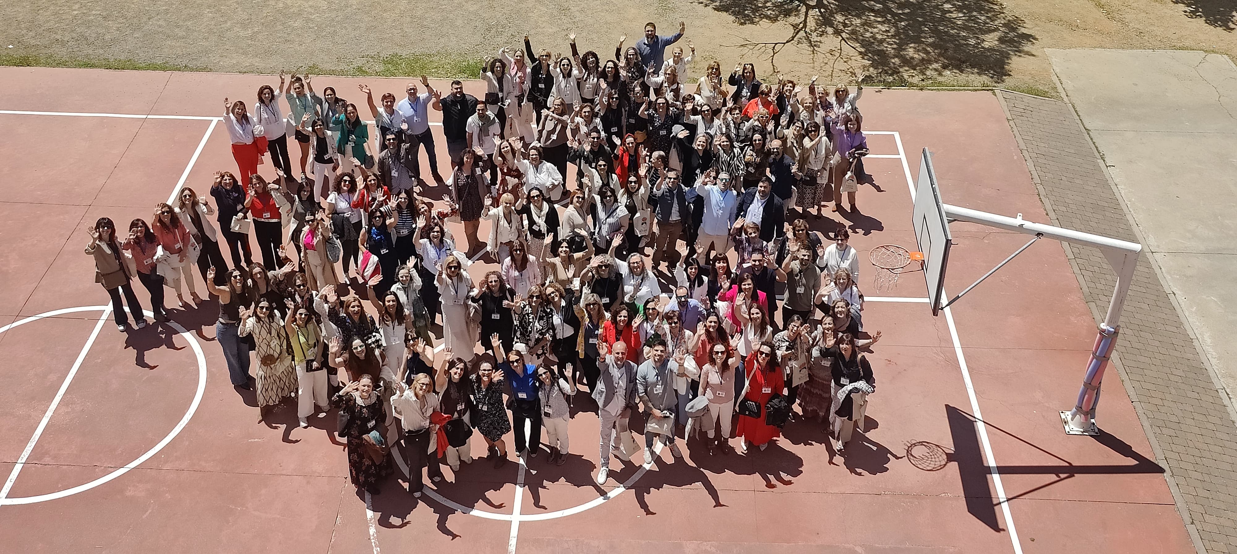 Lágrimas, abrazos y recuerdos en el reencuentro de antiguos alumnos del Colegio Esclavas de Salamanca