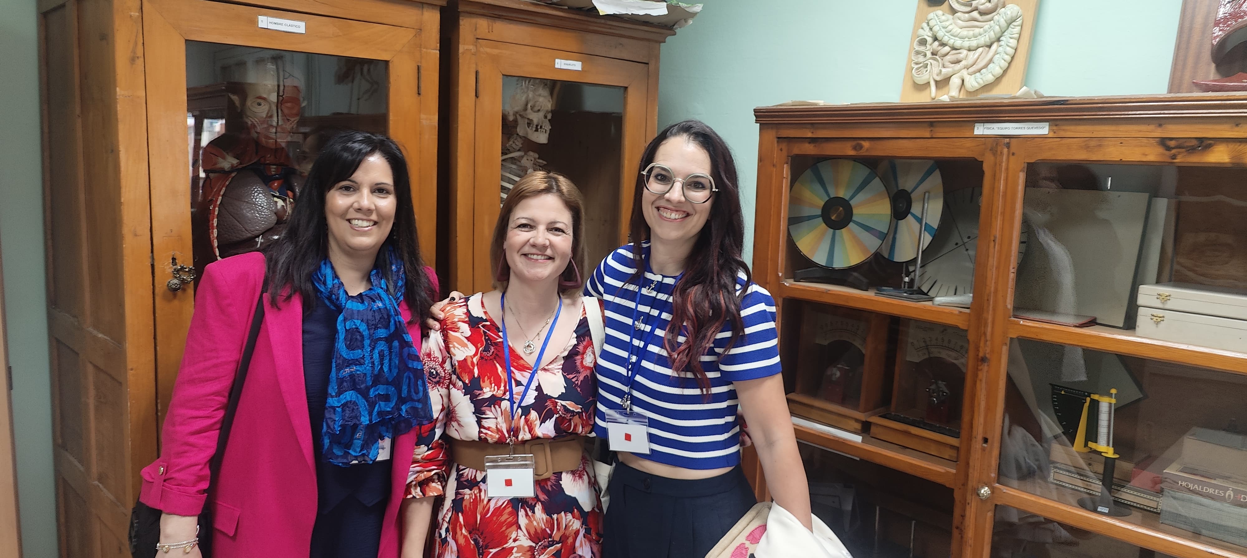 Lágrimas, abrazos y recuerdos en el reencuentro de antiguos alumnos del Colegio Esclavas de Salamanca