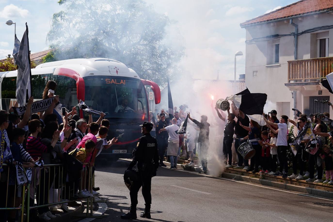 Recibimiento de la afición de Unionistas al equipo