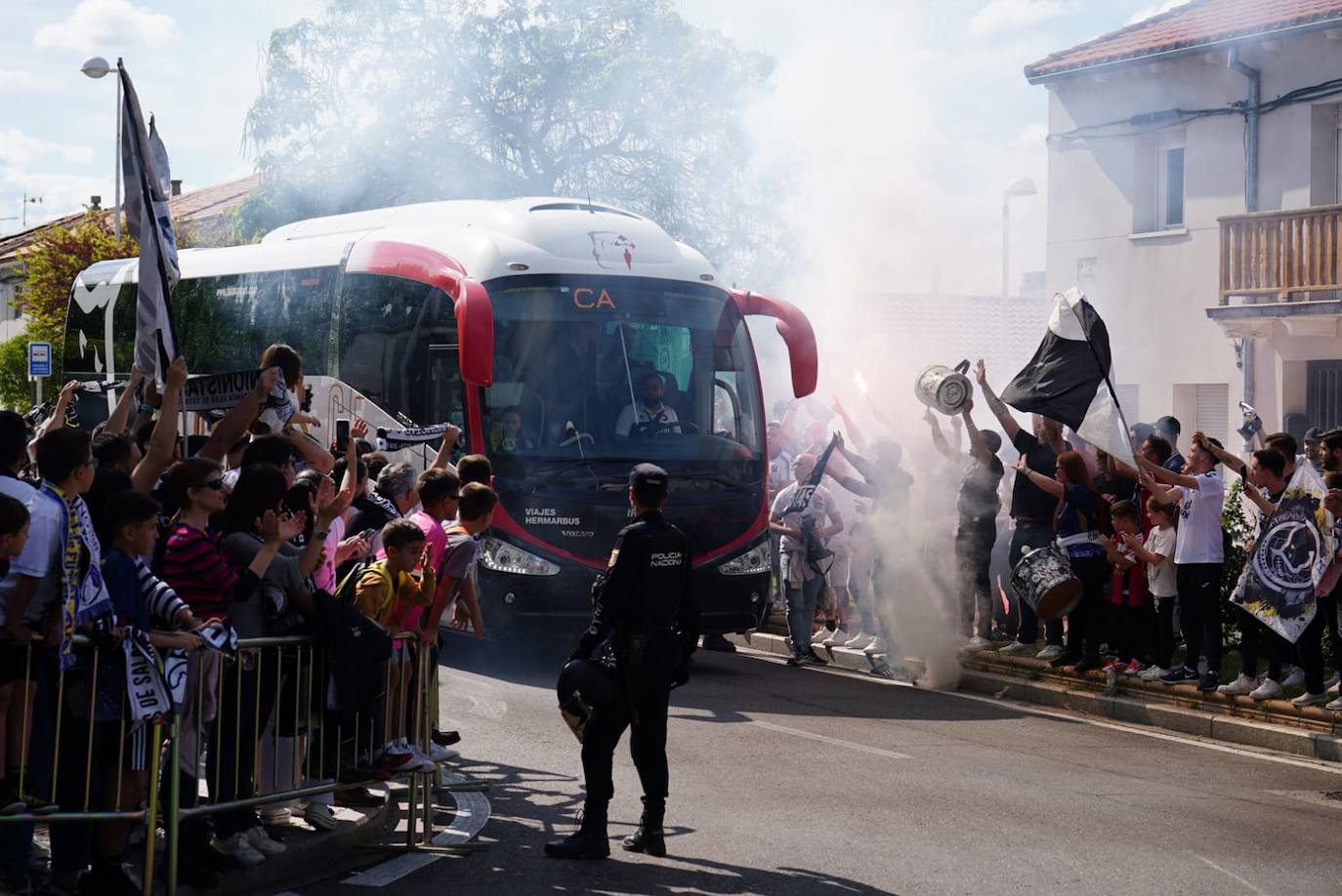 Recibimiento de la afición de Unionistas al equipo