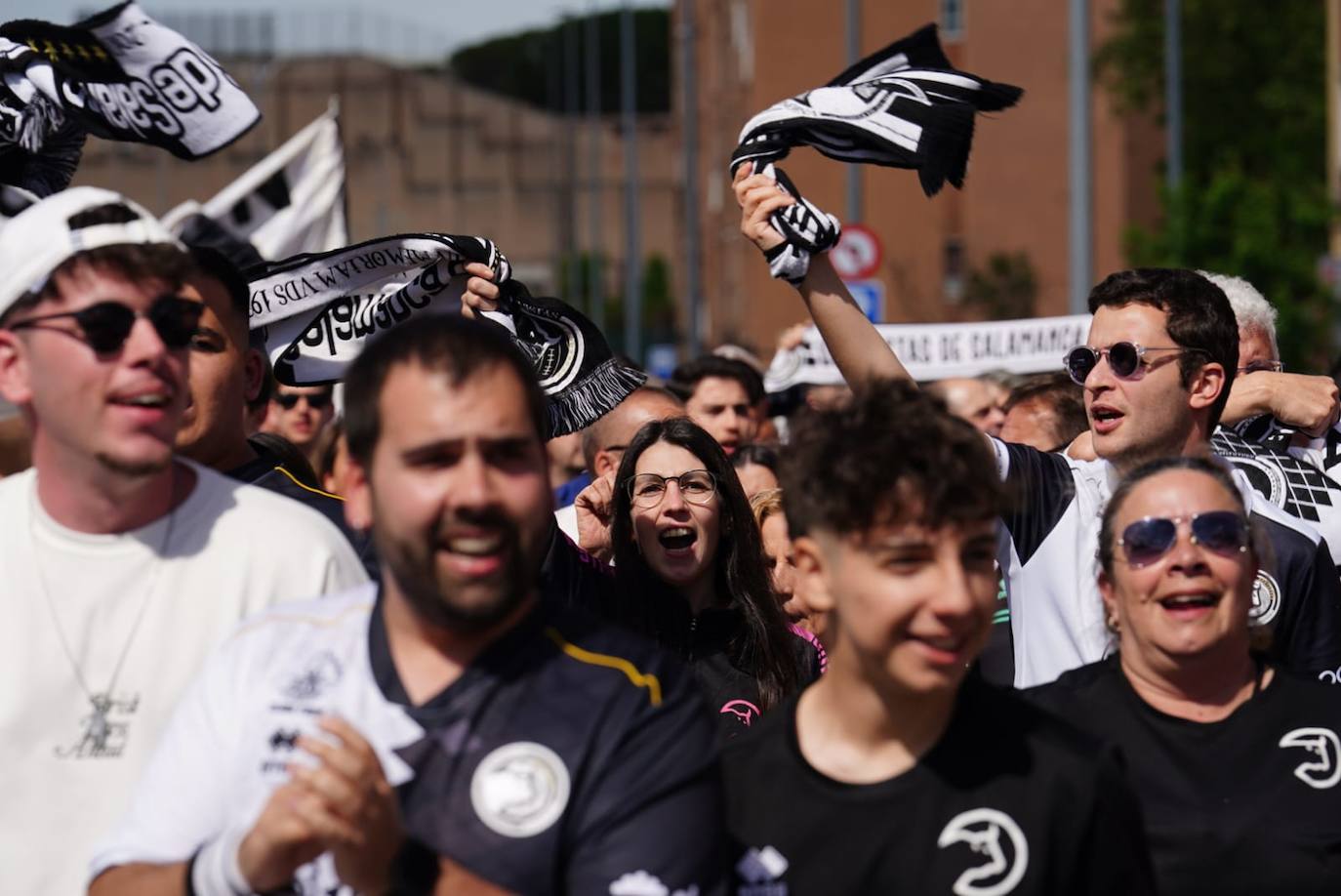 Recibimiento de la afición de Unionistas al equipo