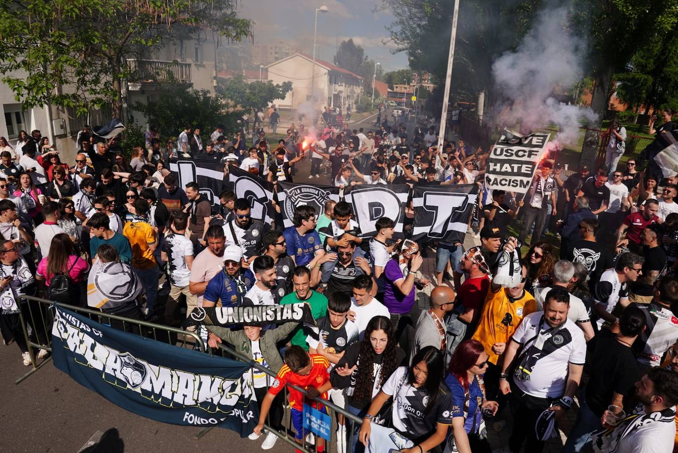 Recibimiento de la afición de Unionistas al equipo