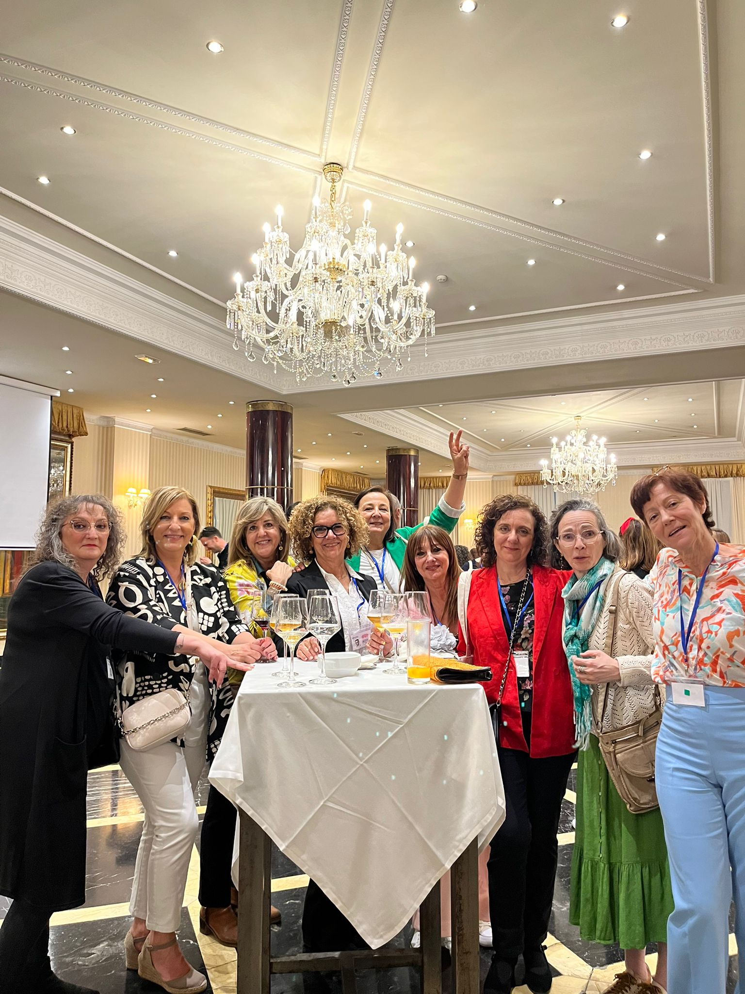 Lágrimas, abrazos y recuerdos en el reencuentro de antiguos alumnos del Colegio Esclavas de Salamanca
