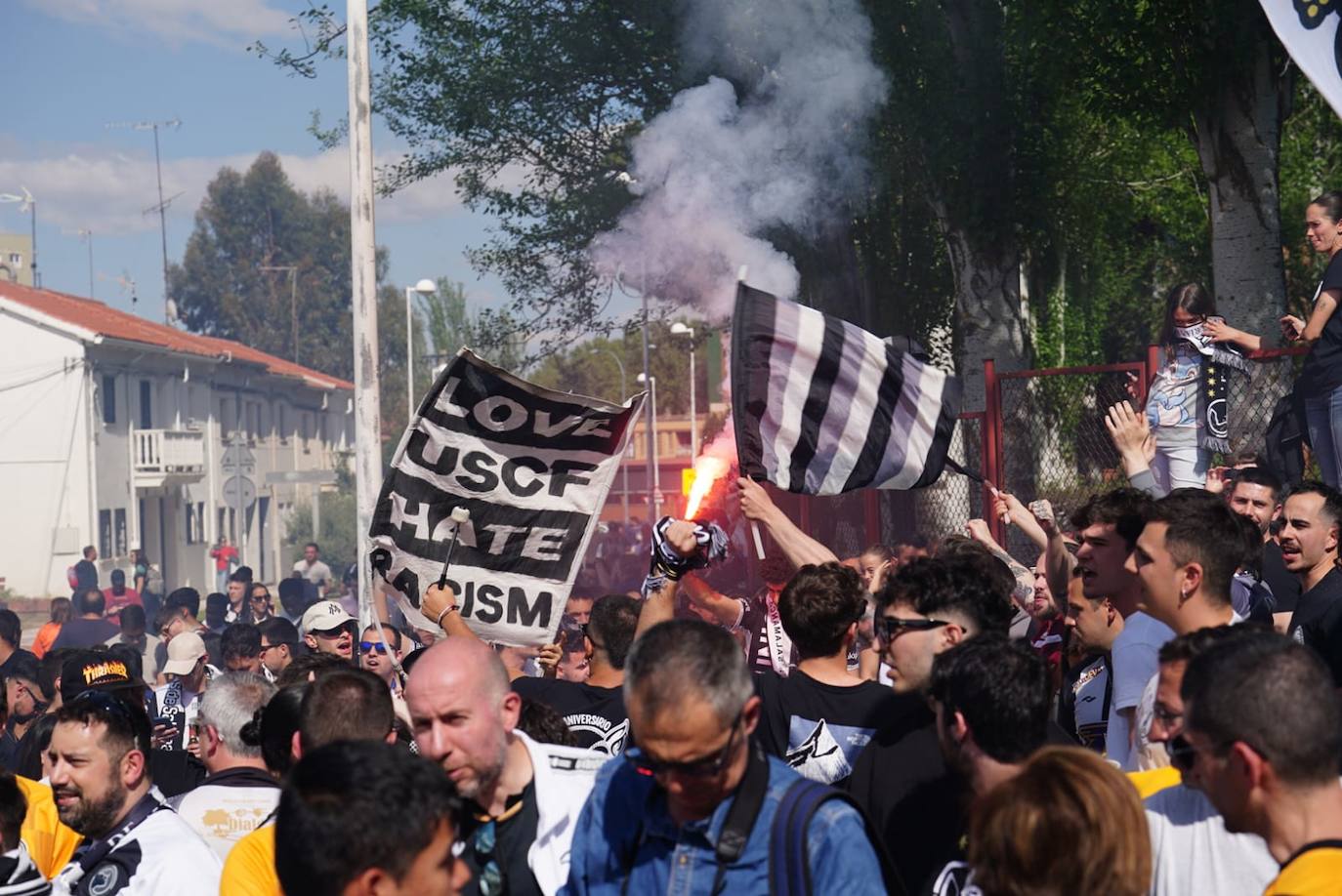 Recibimiento de la afición de Unionistas al equipo