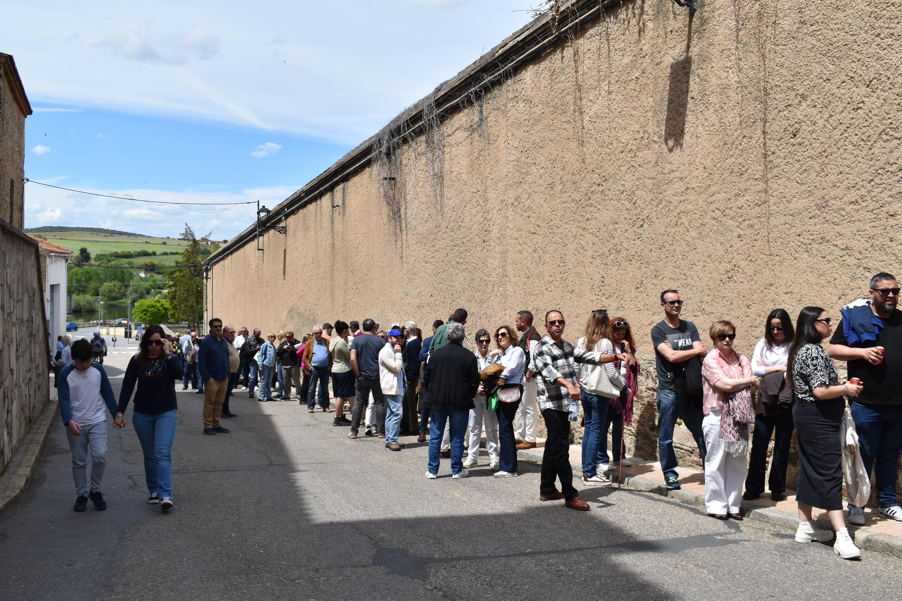 Sábado histórico en Alba de Tormes con colas de hasta 200 metros para venerar el cuerpo de Santa Teresa