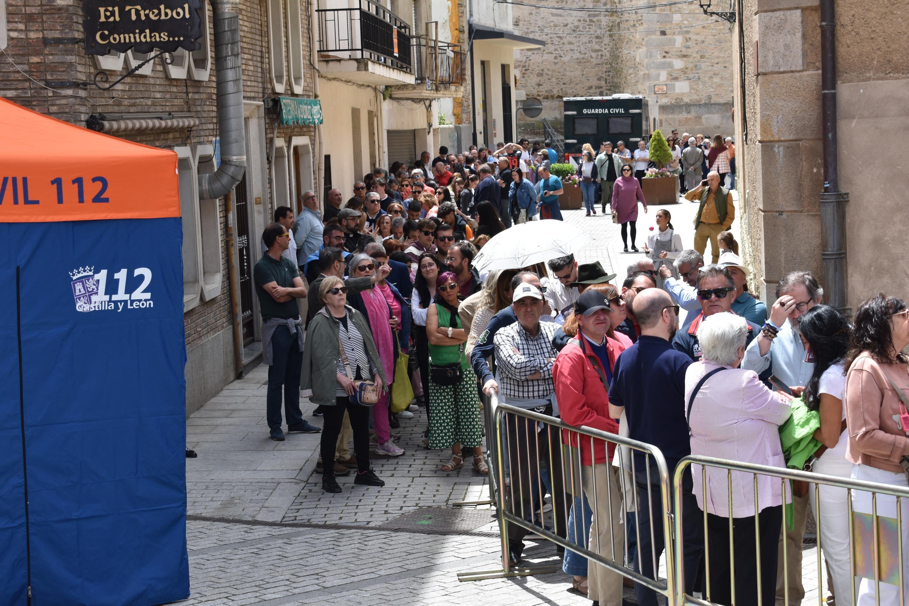 Sábado histórico en Alba de Tormes con colas de hasta 200 metros para venerar el cuerpo de Santa Teresa