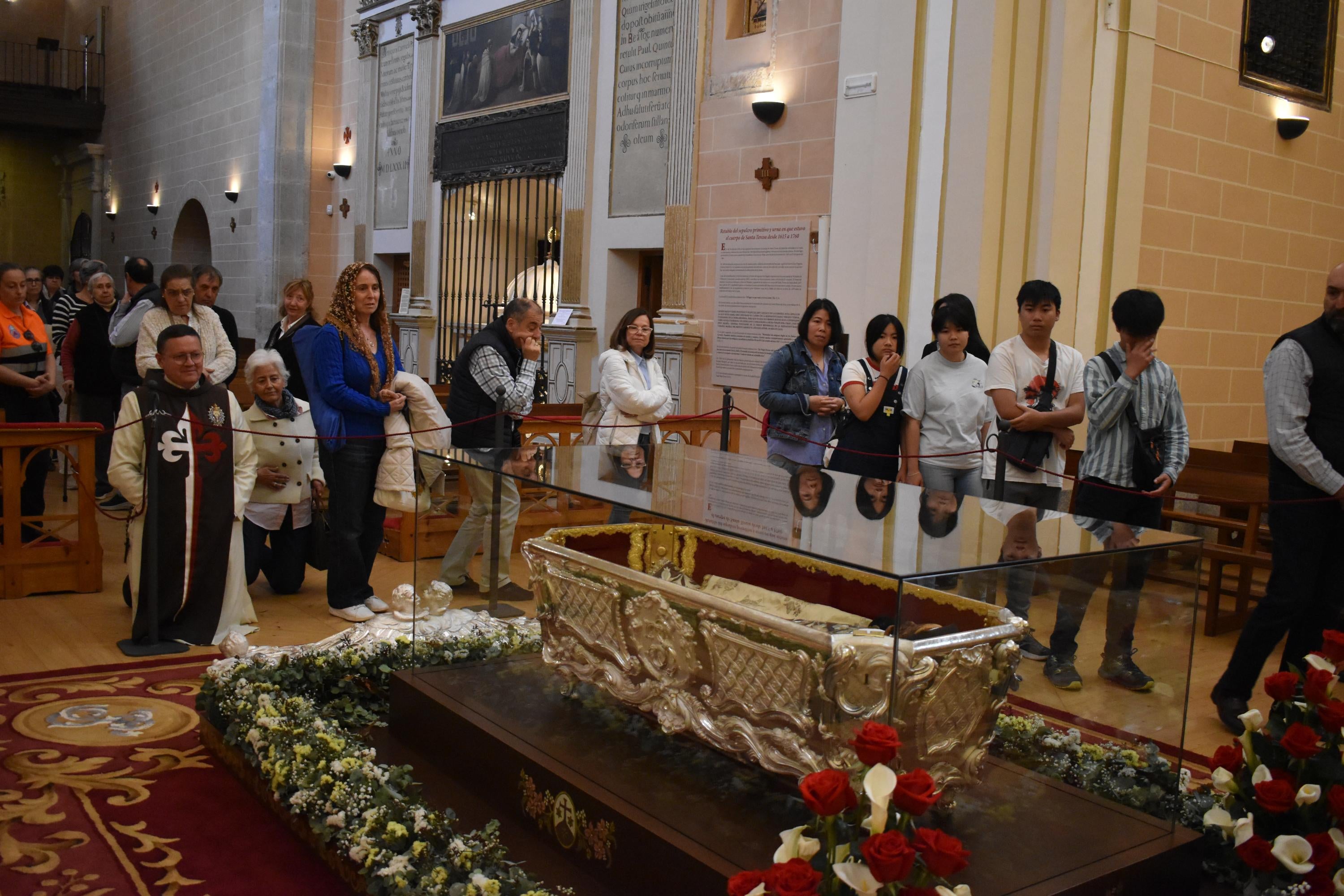 Sábado histórico en Alba de Tormes con colas de hasta 200 metros para venerar el cuerpo de Santa Teresa