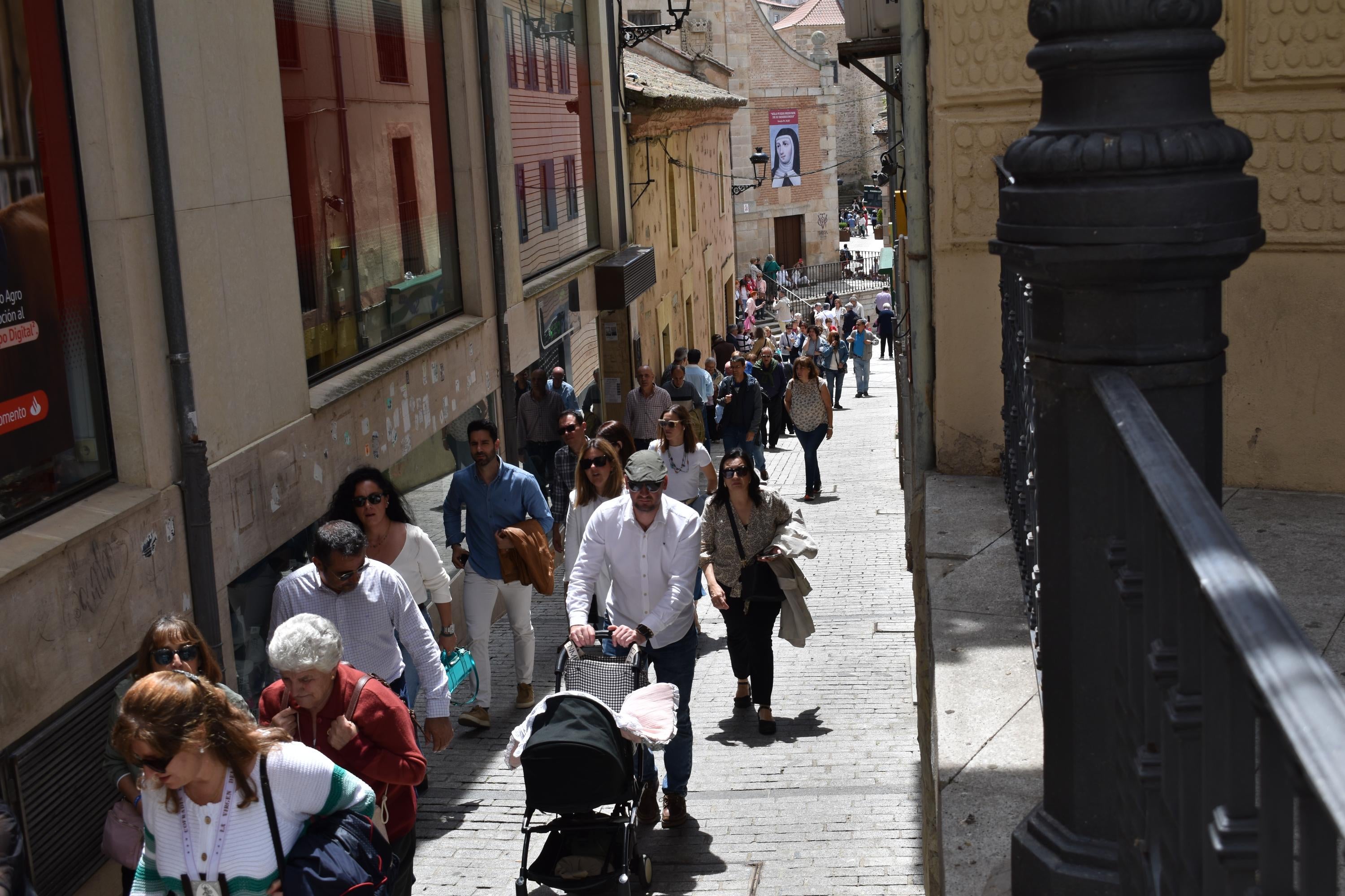 Sábado histórico en Alba de Tormes con colas de hasta 200 metros para venerar el cuerpo de Santa Teresa