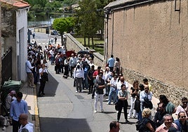Parte de la cola para venerar el cuerpo de Santa Teresa