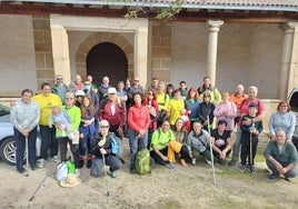 Los caminantes, preparados para salir desde la iglesia de Santiago del Collado