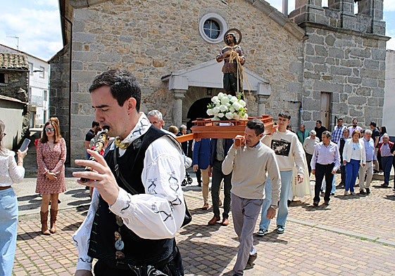 Momento de la salida del santo en procesión para celebrar la bendición de campos