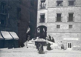 Imagen de las escaleras del Ochavo, con una doble escalinata y una covachuela bajo la meseta, tomada a principios de siglo.