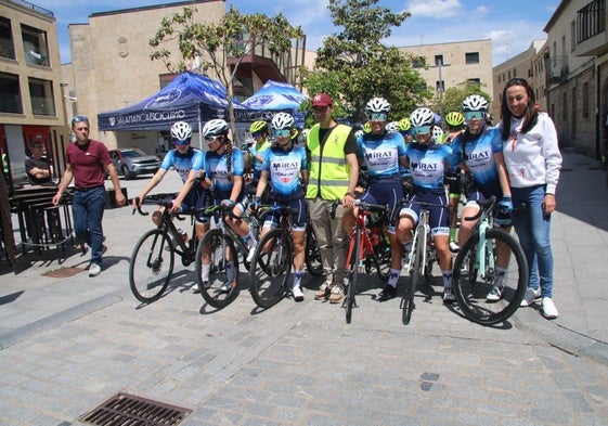 Varias corredoras del Mirat Team, con Dori Ruano antes de la salida.