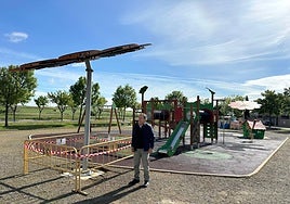 El edil Víctor Zato, en uno de los parques con los nuevos parasoles.