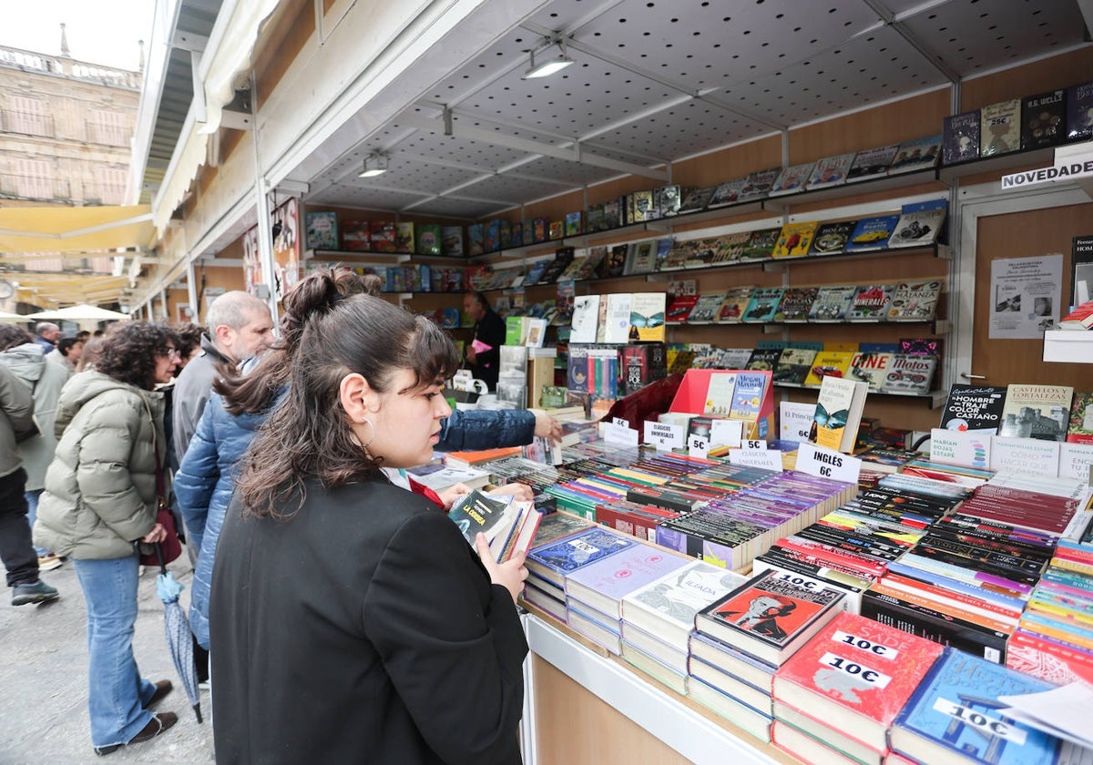 Público en una de las casetas de la Feria del Libro de este año.