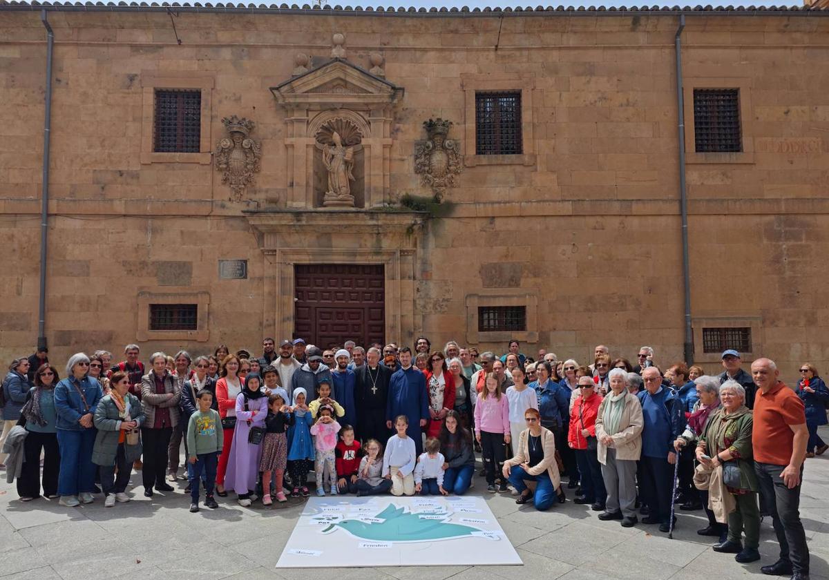 Diversas comunidades religiosas se unen por la paz en la plaza de las Agustinas.