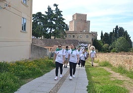 Los participantes pasando por la zona de la muralla