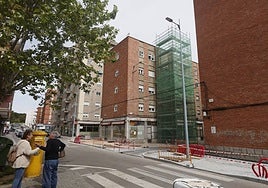 Obras para dotar de ascensor en uno de los bloques afectados por la reurbanización en Garrido.