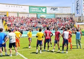 Los jugadores del Real Ávila, abatidos, tras caer en Cáceres.