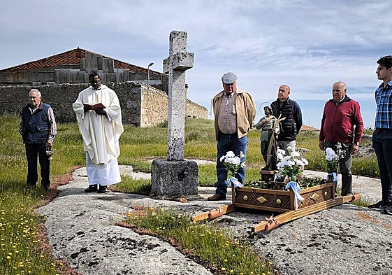 El padre Patrick realiza la bendición desde la cruz