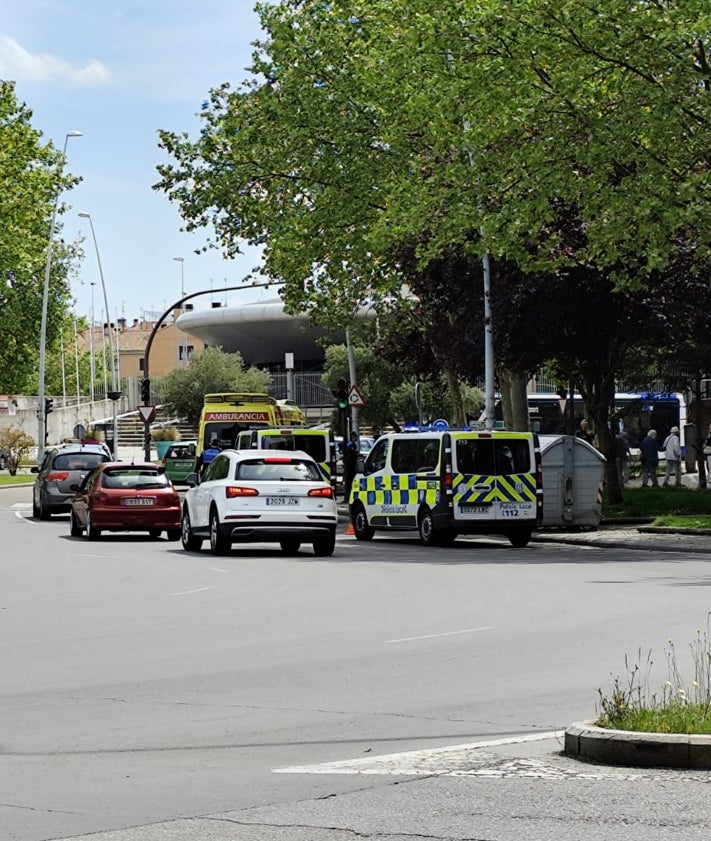 Imagen secundaria 2 - Imágenes de la colisión entre un turismo y una bicicleta en la glorieta de Castilla y León, en el barrio de Garrido.