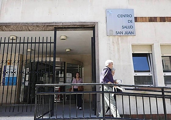 Tres pacientes salen del centro de salud de San Juan.