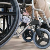 Una persona en silla de ruedas en una residencia de mayores