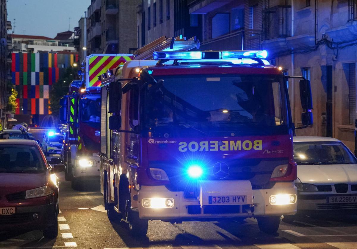 Bomberos y Policía Nacional sofocan un incendio en un columpio en llamas en el colegio Montessori