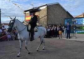 «El Charro» llegando a Muñoz durante el homenaje del año pasado