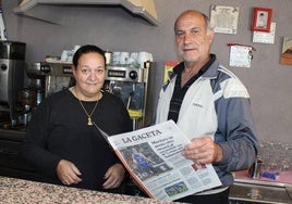 María y Andrés, en el bar donde venden LA GACETA.