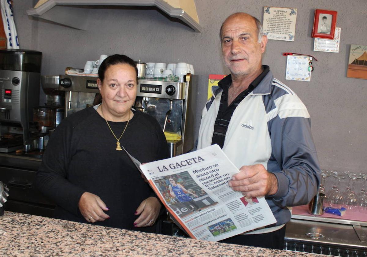 María y Andrés, en el bar donde venden LA GACETA.