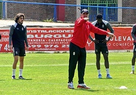 Víctor Valdés dando instrucciones en un entrenamiento del Real Ávila.