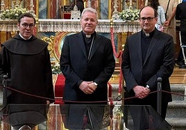 El prior, Miguel Ángel González, el arzobispo de Burgos, Marío Iceta y Carlos Azcona, esta mañana en Alba de Tormes.