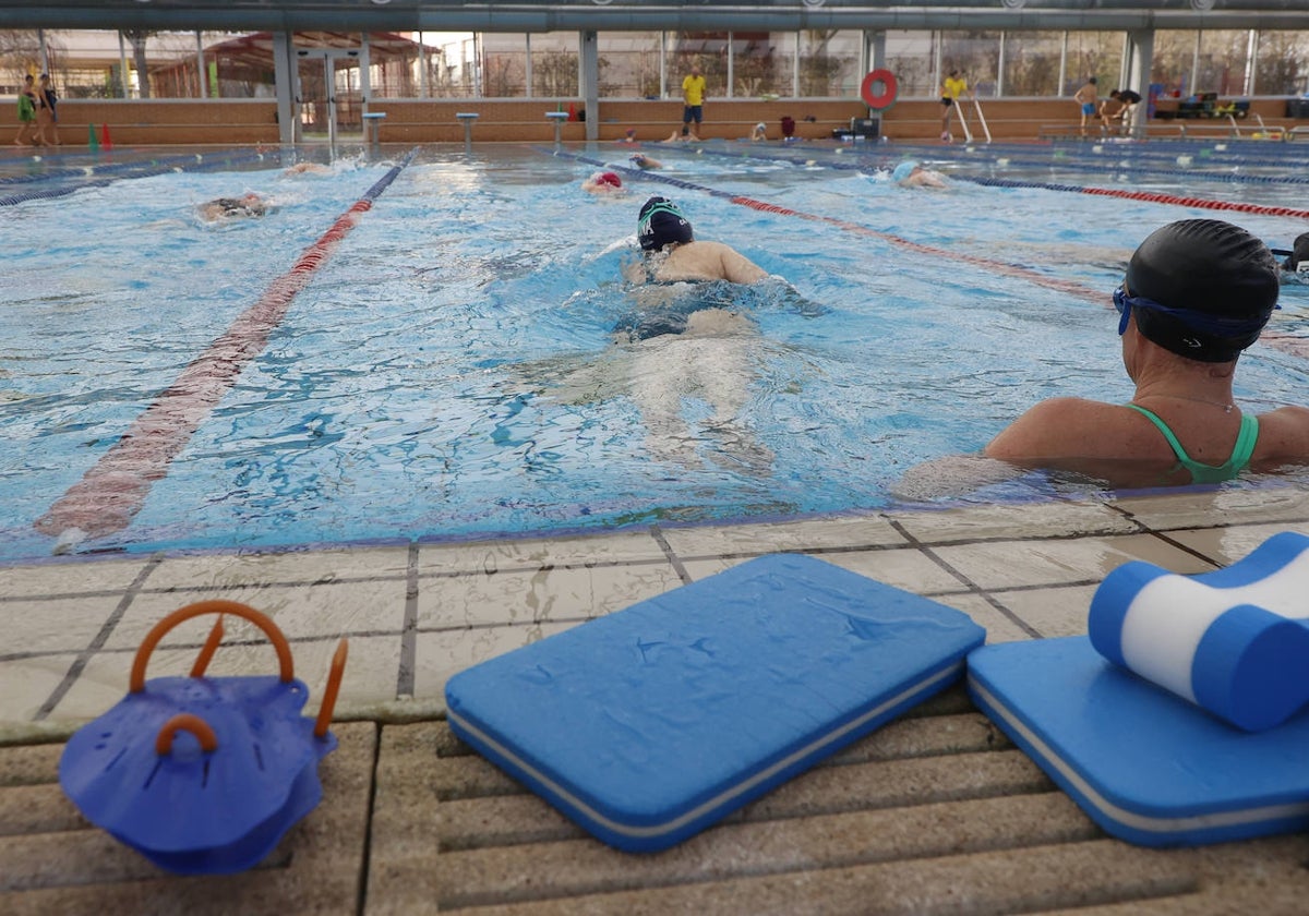 Piscinas con óxido, suelo resbaladizo y goteras: el PSOE denuncia su abandono