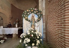 Altar dedicado a la Virgen María por el mes de mayo en Paradinas.