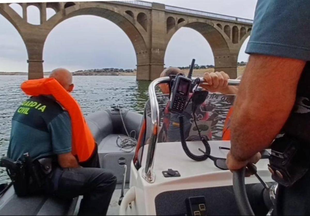 La Guardia Civil rescata a dos menores tras extraviarse con un kayak en el embalse de Santa Teresa