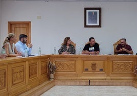 Susana Sánchez, Rubén Cañizares, secretaria, Alex González y Juan Carlos Noreña en un pleno.