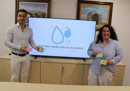 Jseús Manuel Hernández y Ana Pérez presentaron la nueva imagen de las piscinas municipales de Guijuelo.